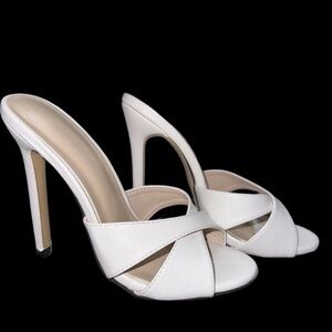 💙❤️ New White stilettos size 6.